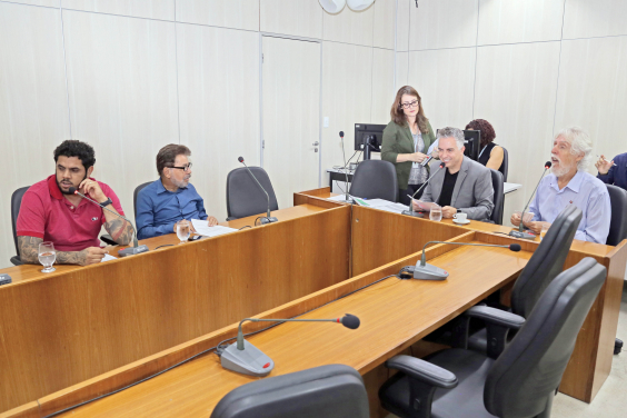 Vereadores da Comissão de Educação em reunião no Plenário Camil Caram