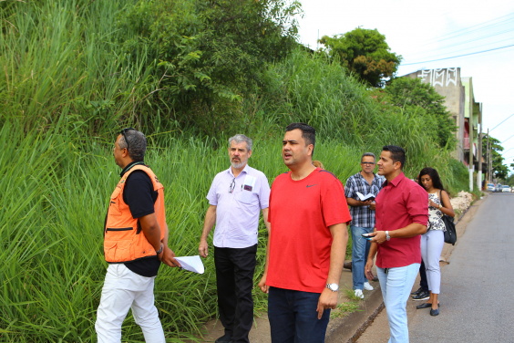 Vereador caminha ao longo de talude na Via do Minério 