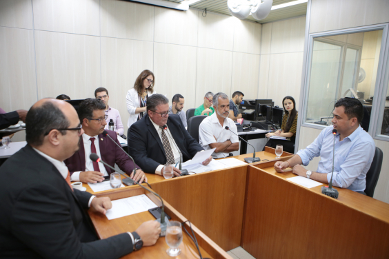 Vereadores da CPI Andrade Gutierrez em reunião no Plenário Camil Caram