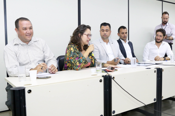 parlamentares compõem mesa de reunião