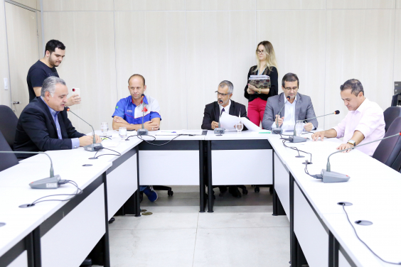 Vereadores Catatau do Povo, Fernando Borja, Bim da Ambulância, Dr. Nilton e Hélio da Farmácia, na reunião da Comissão de Saúde e Saneamento desta quarta-feira (11/3)