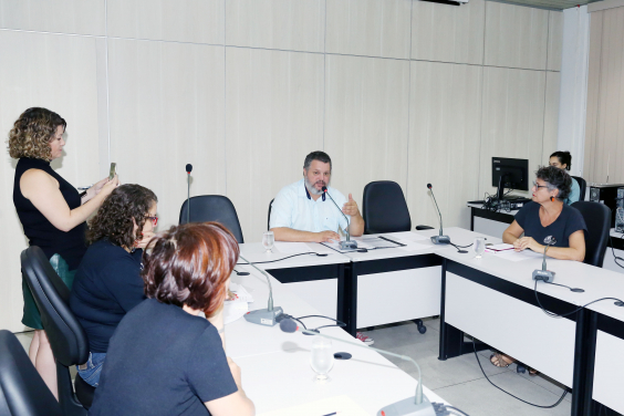 Vereador Pedro Patrus e convidadas da audiência estão sentados à Mesa do Plenário Helvécio Arantes