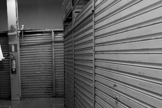 Portas metálicas de lojas fechadas_Shoppings Tupinambás e Caetés_Foto-Abraao-Bruck-CMBH