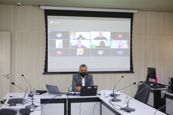Fernando Borja no Plenário Helvécio Arantes e telão com imagens de participantes on line da reunião