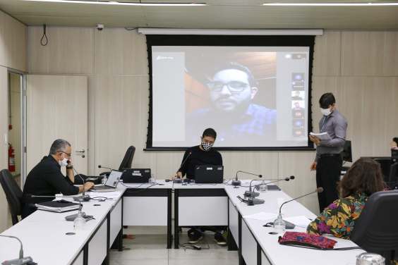 Vereadores Gabriel e Fernando Borja e vereadora Bella Gonçalves, em participação presencial na reunião da Comissão Especial de Estudo: Enfrentamento da Covid-19 desta terça-feira (30/6)