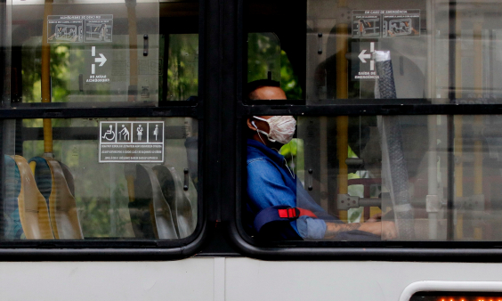 Janela do ônibus de transporte público 