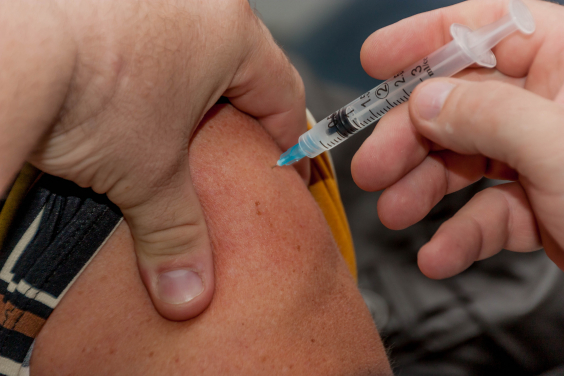 imagem mostra em close aplicação de vacina na região do braço