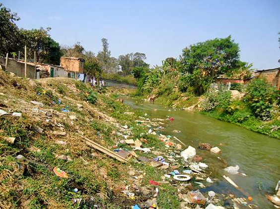 Ribeirão Isidoro poluído 