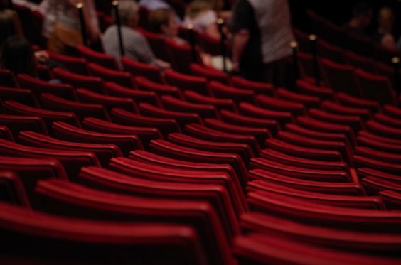 PBH veta legendas e intérpretes para deficientes auditivos em teatros e cinemas da capital
