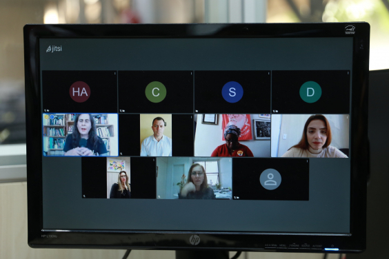 Cinco vereadoras e um vereador dividem tela de computador em reunião virtual de comissão.