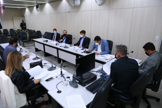 vereadores e convidados compõem mesa de reunião