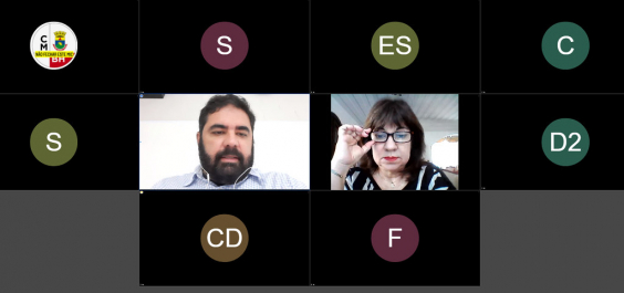 Monitor exibe vereadores em videoconferência. Fotos dos vereadores Bruno Miranda e Marilda Portela em reunião virtual.