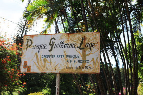Placa com o nome do Parque Professor Guilherme Lage