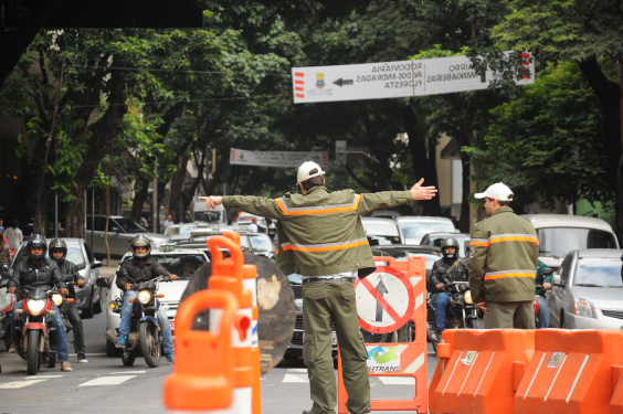 Servidores da BHTrans orientam o tráfego de veículos