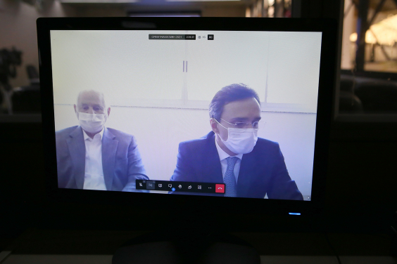 Na tela do computador, empresário Roberto José Carvalho acompanhado de seu advogado para prestar depoimento à CPI da BHTrans; empresário permaneceu em silêncio. 