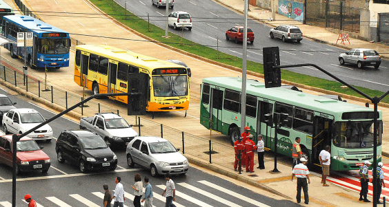 ônibus circulam em avenida da cidade