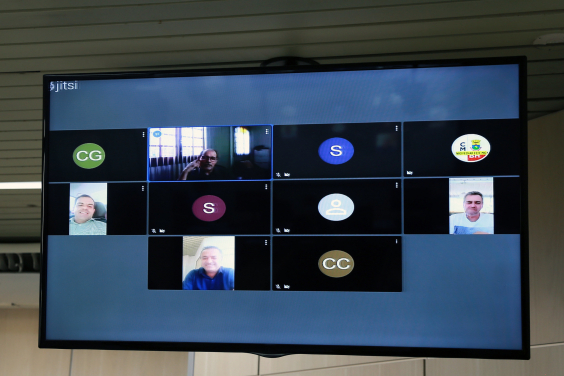 Quatro vereadores dividem a tela de um computador, em reunião remota