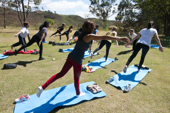 Pessoas em área de parque fazendo exercícios físicos