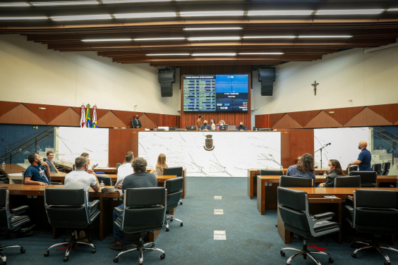 Parlamentares ocupam seus lugares no Plenário Amynthas de Barros. Ao fundo, painel de votação