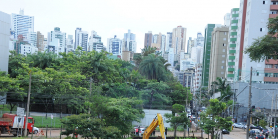 Vista panorâmica do Bairro Buritis, área verde envolvida por muitos edifícios, grandes condomínios residenciais