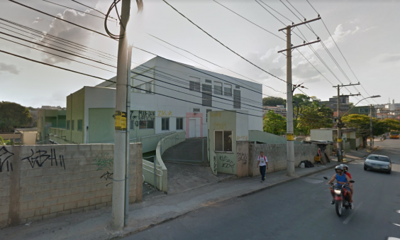 Fachada de Maternidade Leonina Leonor Ribeiro, durante o dia.