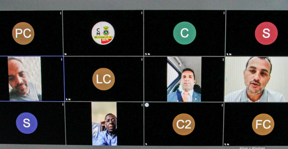 Quatro vereadores realizam reunião remota, com suas imagens aparecendo na tela de um computador.