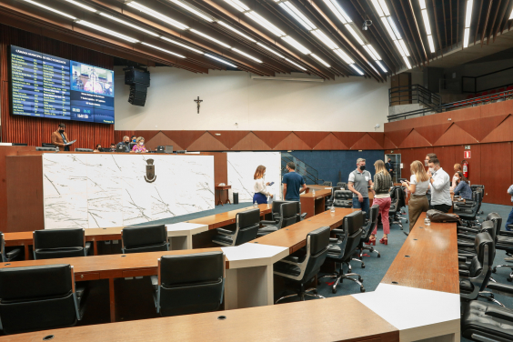 Parlamentares ocupam seus lugares no Plenário Amynthas de Barros. Ao fundo, painel de votação