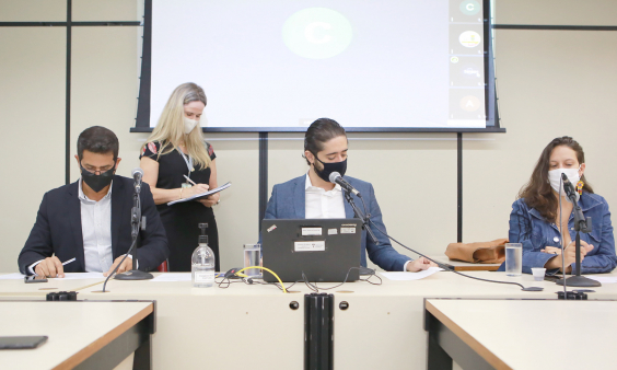 Vereadores Gabriel e Reinaldo Gomes Preto Sacolão e vereadora Bella Gonçalves, em reunião da CPI da BHTrans, nesta quarta-feira (18/8))