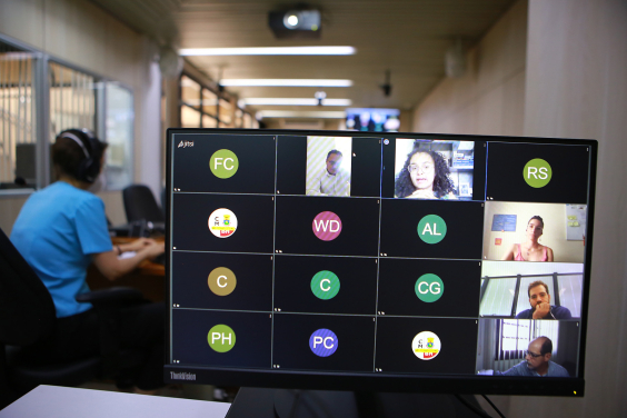 Em tela de computador, duas mulheres e três homens realizam reunião virtual