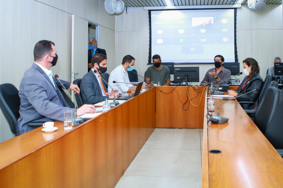 Vereadores Gabriel, Bráulio Lara, Professor Claudiney Dulim, Wanderly Porto, Rubão e Reinaldo Gomes Preto Sacolão, e vereadora Bella Gonçalves, em reunião da CPI da BHTrans, nesta terça-feira (28/9)