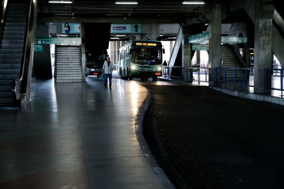 Ônibus em estação durante a noite.