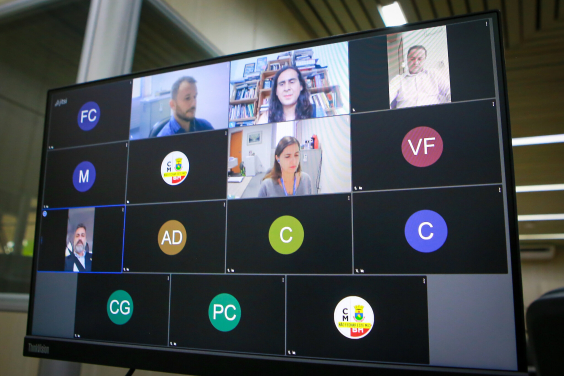 Duas mulheres e três homens dividem tela de computador em reunião remota virtual.