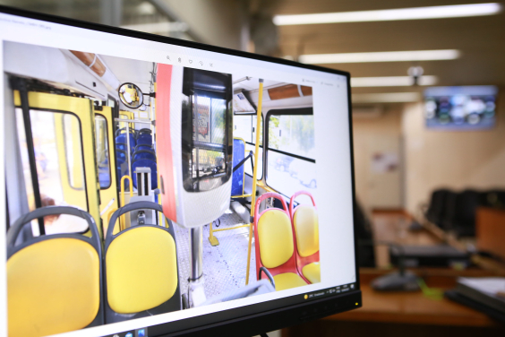 |Imagem interna de ônibus coletivo. Foco no painel que mostra o valor das passagens e ao fundo, as cadeiras vazias