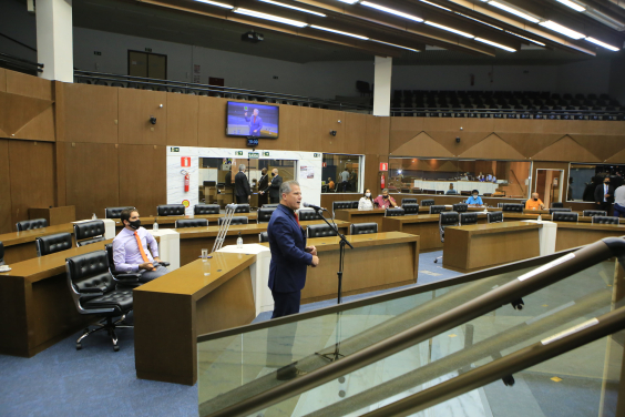 Vereador Léo, se pronunciando em Plenário, e demais parlamentares, na reunião desta quarta-feira (9/3)