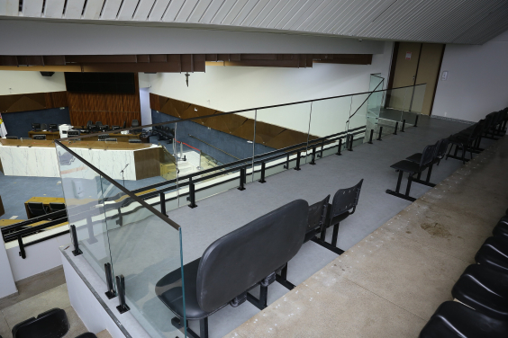 Galeria do Plenário vazia. Vista parcial