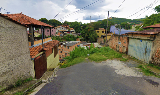 Foto da Rua Aureliano Magalhães, com mato alto no fim da via