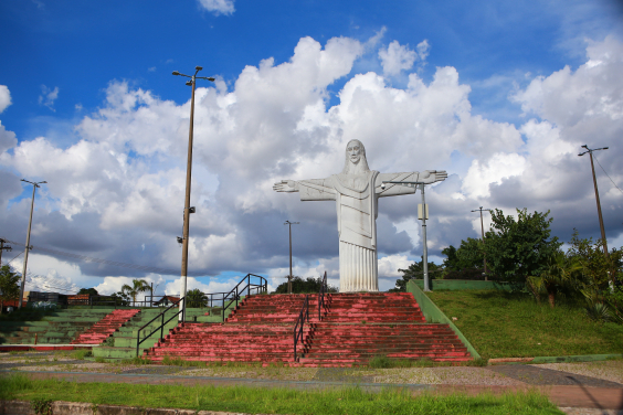 Praça do Cristo Redentor do Barreiro, durante o dia. 