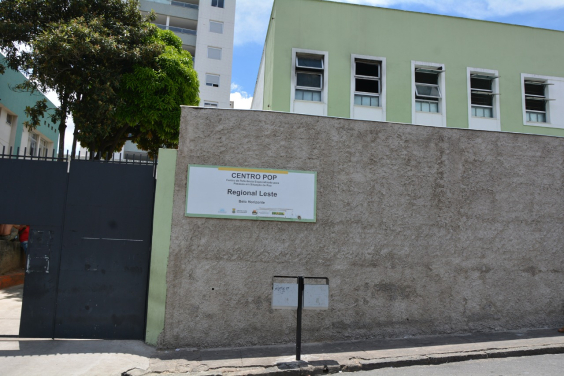 Fachada do Albergue Municipal Masculino Tia Branca, durante o dia. 