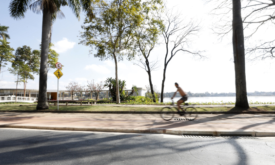 Ciclista passeia na Orla da Lagoa da Pampulha, durante o dia.