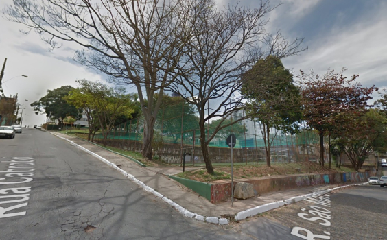 Esquina de praça com árvores durante o dia
