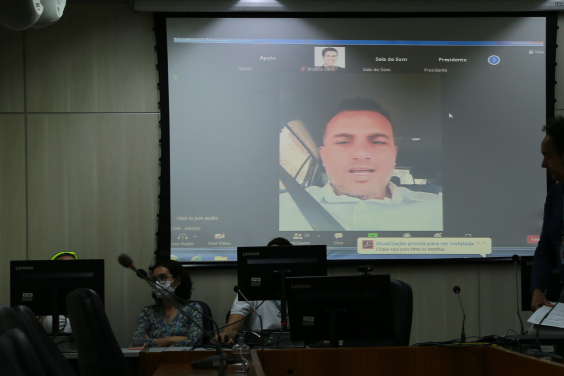 Dois vereadores participam de reunião virtual em tela de computador. 