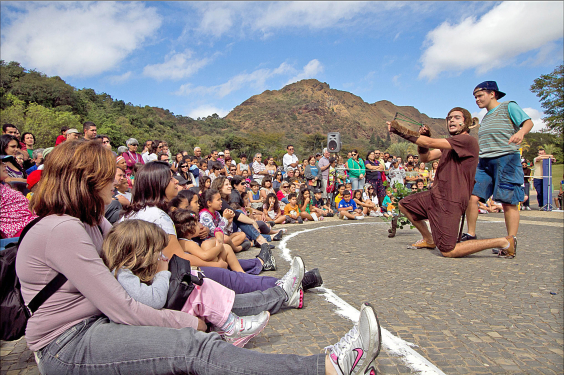 Apresentação teatral feita na rua com dois atores e mais de 50 espectadores, durante o dia. 