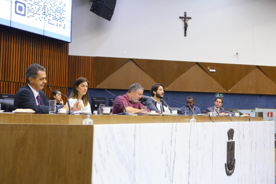 Imagem da mesa do Plenário Amynthas de Barros com os componentes do GT e o superintendente de Mobilidade Urbana 