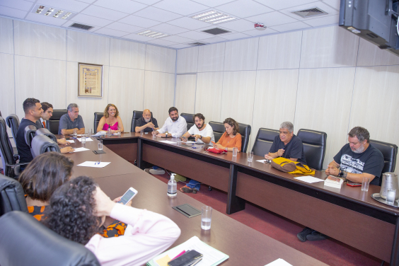 Oito vereadores e duas vereadoras reunidos em uma mesa.