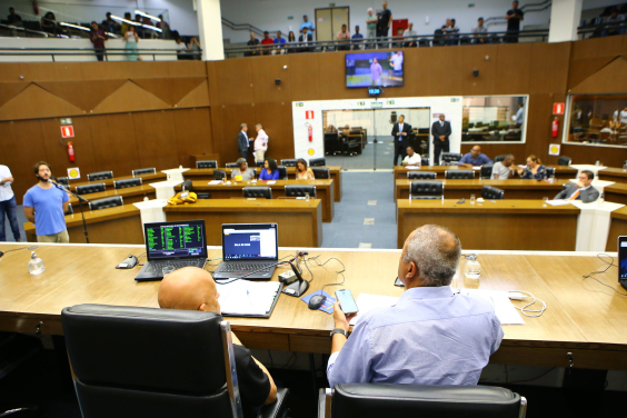 imagem do Plenário de onde pode se observar a mesa diretora, as cadeiras dos parlamentares e a galeria com algumas poucas pessoas