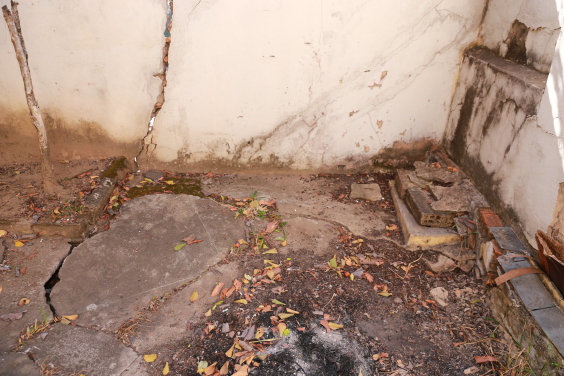 Imagem de rachaduras na parede e no piso