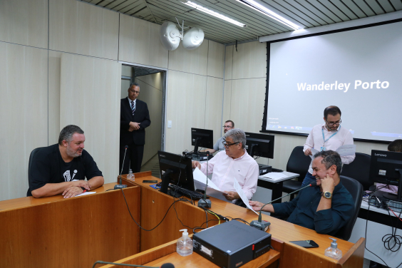 Imagem de Claudiney Dulim presidindo a reunião ao lado de Pedro Patrus e Helinho da Farmácia