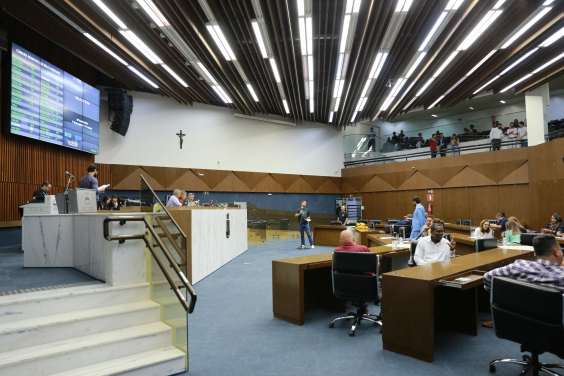 imagem do Plenário mostrando vereadores na mesa diretora e munícipes na galeria 