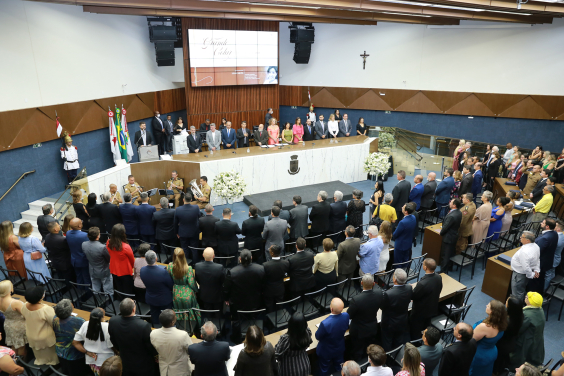 Cerimônica do Grande Colar, com mais de 200 pessoas em plenário