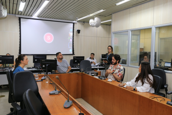 Imagem dos vereadores que participam da reunião em torno de uma mesa em formato de U